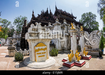 Ingresso al monastero Shwenandaw Mandalay MYANMAR Birmania Foto Stock