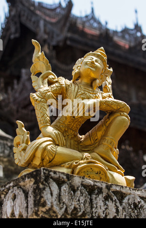 Custode Spirito all'ingresso al monastero Shwenandaw Mandalay MYANMAR Birmania Foto Stock