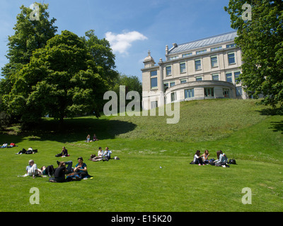 Persone relax nel Parco Leopold in una bella giornata di sole a Bruxelles, in Belgio Foto Stock