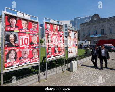 Due uomini a piedi passato elezione europea poster sul posto Lussemburgo square nel quartiere dell'UE di Bruxelles, Belgio Foto Stock