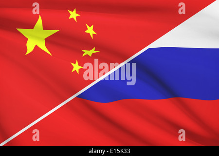 Le bandiere della Cina e della Federazione russa al vento. Parte di una serie. Foto Stock