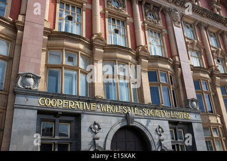 Vecchia facciata ad una cooperativa di vendita all'ingrosso Società Limitata edificio nel centro della città di Manchester REGNO UNITO Foto Stock