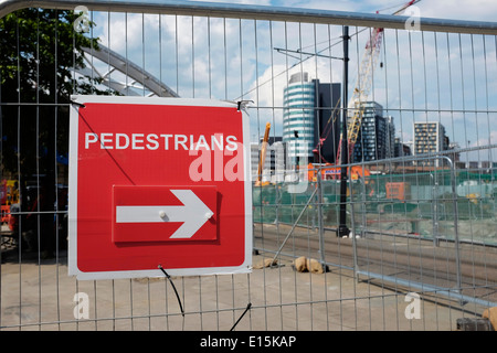 Segnale pedonale e heras recingendo circa le opere in Manchester City Centre Regno Unito Foto Stock