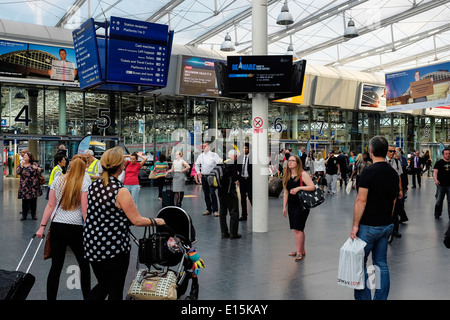 Passeggeri nell'atrio principale area di Manchester Piccadilly Station Regno Unito Foto Stock