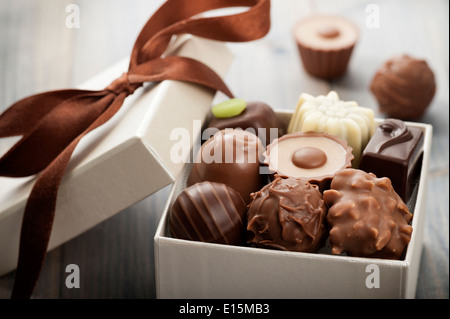 Cioccolatini assortiti pasticceria nella loro confezione regalo Foto Stock