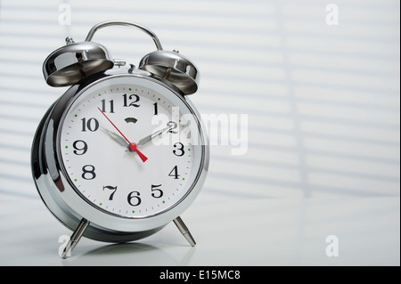 La peste sveglia su sfondo bianco con la luce solare Foto Stock