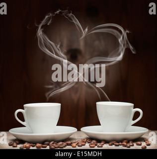 2 tazza di caffè con fumo conformata come un cuore Foto Stock