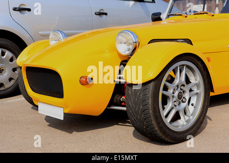 Un piccolo giallo open top Westfield sport auto in un parcheggio a Gloucester Foto Stock