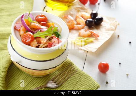 Spaghetti di mare gustosa pasta pot con gamberi e pomodorini Foto Stock
