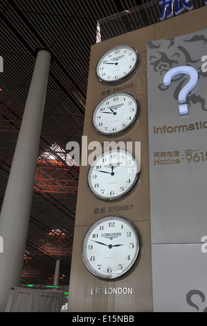 Quattro orologi che mostrano l'orario a Londra Sydney Tokyo, terminal 3 Pechino dell'aeroporto internazionale di Pechino Cina Foto Stock