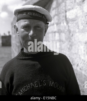 1950s. Immagine storica di un boatman del Monte di San Michele, un castello e un'isola a Penzance, al largo della costa della Cornovaglia, Inghilterra, Regno Unito, casa della famiglia St Aubyn. Foto Stock