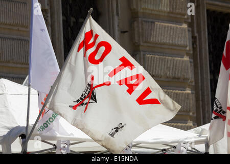 Torino, Italia - 2014:05:17 - Il leader del movimento cinque stelle Beppe Grillo parla di fronte a migliaia di persone si sono radunate in Piazza Castello, a torino.Beppe Grillo è un comico italiano, attore, blogger, attivista politico e il fondatore del Movimento 5 Stelle (a cinque stelle di movimento). Egli è stato coinvolto in attività politica dal 2009. (Foto di Elena Aquila / Pacific Stampa) Foto Stock