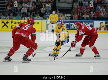 I giocatori della Bielorussia e della Svezia durante il 2014 IIHF Campionato del Mondo di Hockey su ghiaccio corrispondono a Minsk Arena Foto Stock