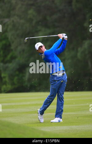 Wentworth, Surrey, Regno Unito. 23 Maggio, 2014. Le scene del secondo giorno del PGA Tour europeo la pietra miliare della BMW PGA Championship RORY McILROY oscilla su 9 Foto Stock