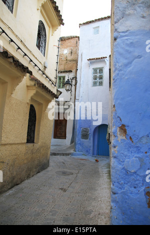 Dipinto di blu street a Chefchaouen, Marocco Foto Stock