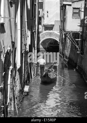 Venezia, Italia - 12 Marzo 2014: gondoliere sul piccolo canale nel centro della città. Foto Stock