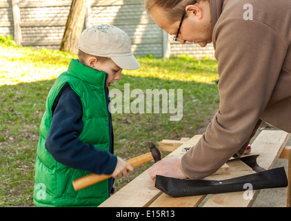 Padre e figlio costruzione birdhouse Foto Stock