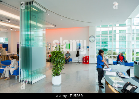 Il ricevimento principale e foyer / N.P.L., all'interno dell'edificio principale del National Physical Laboratory (NPL), Teddington. Londra. Regno Unito. Foto Stock