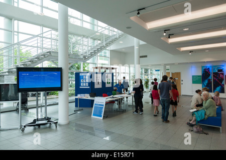 Il ricevimento principale e foyer / N.P.L., all'interno dell'edificio principale del National Physical Laboratory (NPL), Teddington. Londra. Regno Unito. Foto Stock