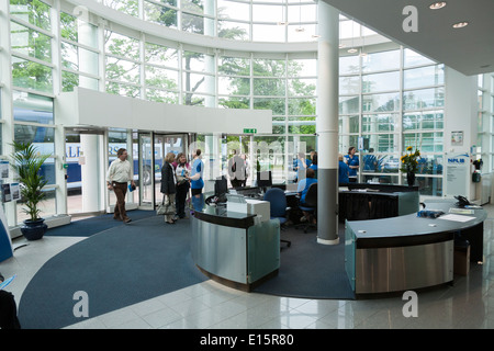 Il ricevimento principale e foyer / N.P.L., all'interno dell'edificio principale del National Physical Laboratory (NPL), Teddington. Londra. Regno Unito. Foto Stock