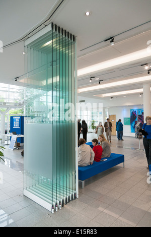 Il ricevimento principale e foyer / N.P.L., all'interno dell'edificio principale del National Physical Laboratory (NPL), Teddington. Londra. Regno Unito. Foto Stock