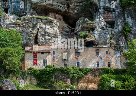 La maison forte de Reignac, fortificato maniero costruito nella roccia, Tursac, Dordogne, Aquitaine, Francia Foto Stock