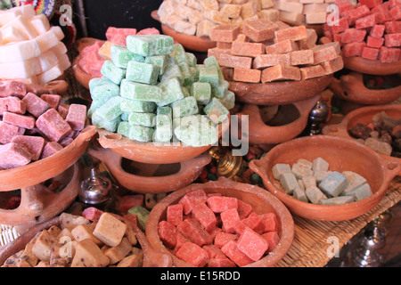 Rosso, viola, verde e arancione sapone per la vendita a Chefchaouen, Marocco Foto Stock