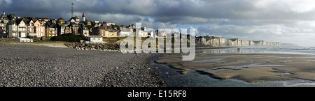 Vista su chalk cliffs e il villaggio Ault visto dalla spiaggia di ciottoli, Somme Picardia, Francia Foto Stock