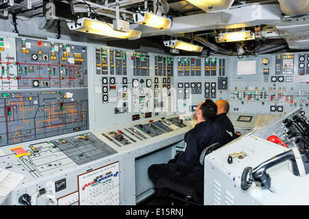 Belfast, Irlanda del Nord. 23 Maggio 2014 - Ingegneria sala di controllo della Royal Navy tipo 23 fregata HMS Richmond Credit: stephen Barnes/Alamy Live News Foto Stock