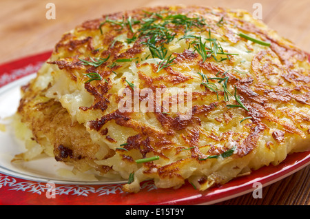 Boxty - Traditional Irish potato pancake. fritto piatti a base di patate è la sua liscia, grana fine coerenza. Foto Stock