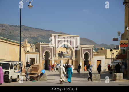 Bab Boujloud è un monumentale portale in Fes che copre uno della medina di strade più trafficate. Questo cancello (bab in arabo) è stata costruita dai francesi nel 1913. Foto Stock