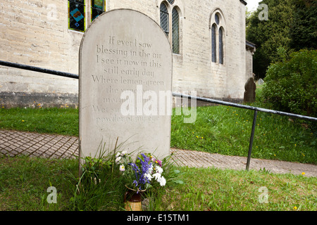 Il rovescio della tomba di Laurie Lee nel cimitero della chiesa della Santissima Trinità nel villaggio Cotswold di Slad, Gloucestershire Regno Unito Foto Stock