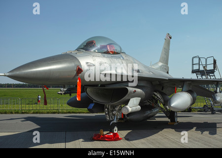 Lockheed Martin F-16CJ della US Air Force sul display. Foto Stock