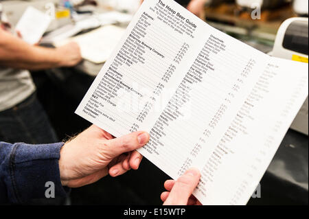 Stock, Essex. 23 Maggio, 2014. Un real ale peruses ventola un elenco di ales disponibile per il giorno di apertura del cerchio del festival della birra, Essex più famosi pub festa della birra. Negli ultimi venti anni, il cerchio del festival della birra in Stock Village è diventato un evento annuale, disegno grave birra sorseggiando folk. Fotografo: Gordon Scammell/Alamy Live News Foto Stock