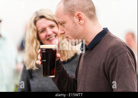 Stock, Essex. 23 Maggio, 2014. Andy Woolfenden guarda avanti alla degustazione del suo primo pinta di birra per il giorno di apertura del cerchio del festival della birra, Essex la più famosa festa della birra. Negli ultimi venti anni, il cerchio del festival della birra in Stock Village è diventato un evento annuale, disegno grave birra sorseggiando folk. Fotografo: Gordon Scammell/Alamy Live News Foto Stock
