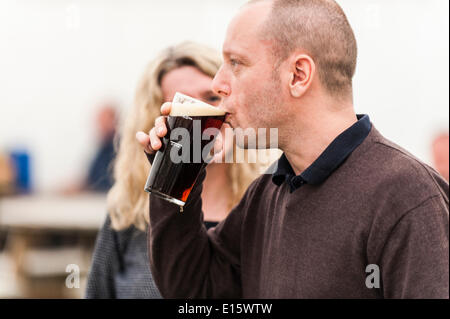 Stock, Essex. 23 Maggio, 2014. Andy Woolfenden assapora la sua prima pinta di birra per il giorno di apertura del cerchio del festival della birra, Essex la più famosa festa della birra. Negli ultimi venti anni, il cerchio del festival della birra in Stock Village è diventato un evento annuale, disegno grave birra sorseggiando folk da lontano come in Norvegia e in Australia. Fotografo: Gordon Scammell/Alamy Live News Foto Stock