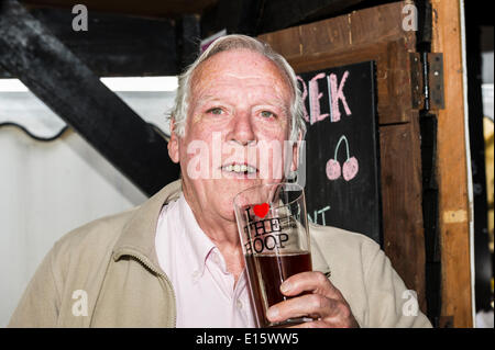 Stock, Essex. 23 Maggio, 2014. Robin Wolfenden si gode il suo primo pinta di real ale per il giorno di apertura del cerchio del festival della birra, Essex più famosi pub festa della birra. Negli ultimi venti anni, il cerchio del festival della birra in Stock Village è diventato un evento annuale, disegno grave birra sorseggiando folk da lontano come in Norvegia e in Australia. Fotografo: Gordon Scammell/Alamy Live News Foto Stock