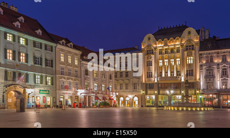 BRATISLAVA, Slovacchia - 23 gennaio 2014: piazza principale nel crepuscolo serale con più stili architettonici. Foto Stock