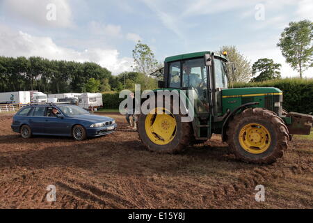 Exeter Devon, Regno Unito. 23 Maggio, 2014. La Contea di Devon Visualizza annullato a causa di problemi di sicurezza a causa delle pesanti piogge. La pioggia a sinistra parcheggi inutilizzabile. Trattori consentono di ottenere vetture fuori del fango profondo. Credito: Anthony Collins/Alamy Live News Foto Stock