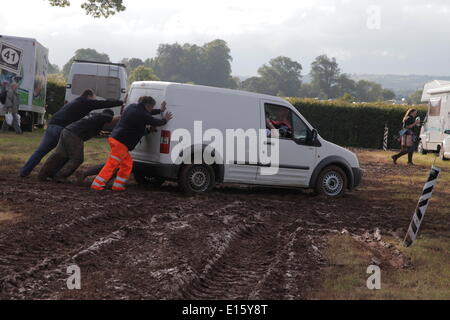 Exeter Devon, Regno Unito. 23 Maggio, 2014. La Contea di Devon Visualizza annullato a causa di problemi di sicurezza a causa delle pesanti piogge. La pioggia a sinistra parcheggi inutilizzabile. Trattori consentono di ottenere vetture fuori del fango profondo. Credito: Anthony Collins/Alamy Live News Foto Stock