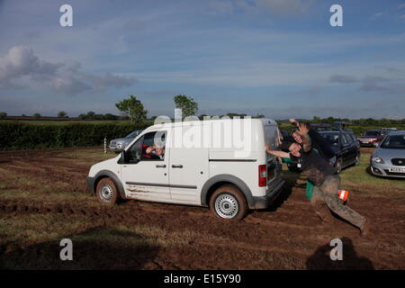 Exeter Devon, Regno Unito. 23 Maggio, 2014. La Contea di Devon Visualizza annullato a causa di problemi di sicurezza a causa delle pesanti piogge. La pioggia a sinistra parcheggi inutilizzabile. Trattori consentono di ottenere vetture fuori del fango profondo. Credito: Anthony Collins/Alamy Live News Foto Stock