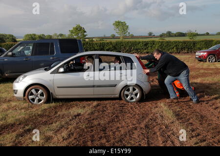 Exeter Devon, Regno Unito. 23 Maggio, 2014. La Contea di Devon Visualizza annullato a causa di problemi di sicurezza a causa delle pesanti piogge. La pioggia a sinistra parcheggi inutilizzabile. Trattori consentono di ottenere vetture fuori del fango profondo. Credito: Anthony Collins/Alamy Live News Foto Stock