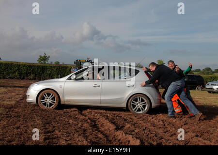 Exeter Devon, Regno Unito. 23 Maggio, 2014. La Contea di Devon Visualizza annullato a causa di problemi di sicurezza a causa delle pesanti piogge. La pioggia a sinistra parcheggi inutilizzabile. Trattori consentono di ottenere vetture fuori del fango profondo. Credito: Anthony Collins/Alamy Live News Foto Stock