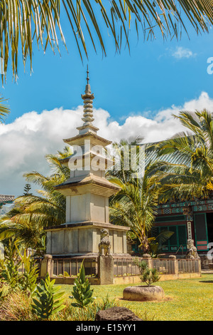 La Pagoda grande statua per motivi di Mu Ryang Sa tempio Senso rotto Ridge tempio, un Coreano tempio buddista di Oahu, Hawaii Foto Stock