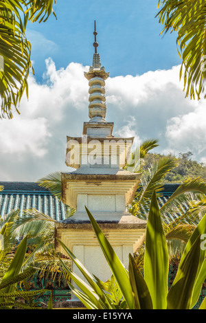 La Pagoda grande statua per motivi di Mu Ryang Sa tempio Senso rotto Ridge tempio, un Coreano tempio buddista di Oahu, Hawaii Foto Stock