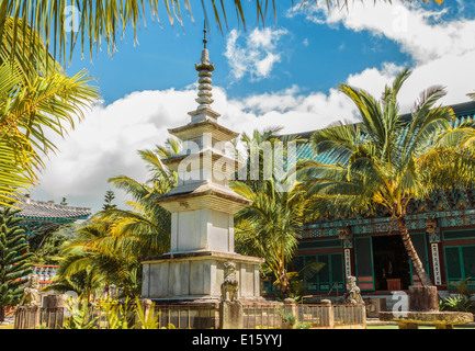 La Pagoda grande statua per motivi di Mu Ryang Sa tempio Senso rotto Ridge tempio, un Coreano tempio buddista di Oahu, Hawaii Foto Stock