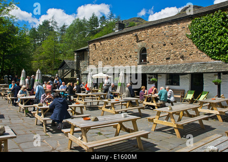 Bere al di fuori del Sticklebarn, un pub di proprietà del National Trust, Dungeon Ghyll, grande Langdale, Lake District, Cumbria Regno Unito Foto Stock