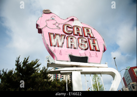 Il classico segno al neon per Elephant Super Car Wash vicino Seattle Center di Seattle. Foto Stock