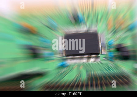 Scheda a circuito stampato da un computer in verde con focus sul micro-chip. Foto Stock