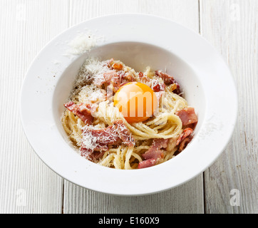La pasta alla carbonara sulla piastra bianca con parmigiano e tuorlo Foto Stock
